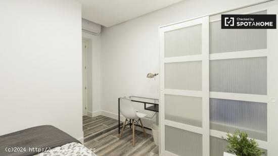 Elegante habitación en apartamento de 5 dormitorios, Retiro - MADRID