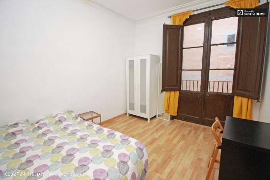  Habitación decorada con armario independiente en piso compartido, El Raval - BARCELONA 