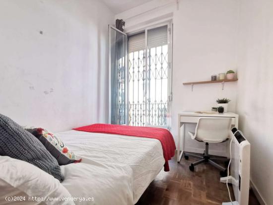  Habitación amueblada con balcón en un apartamento de 4 dormitorios, Latina - MADRID 