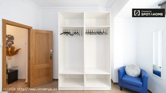 Se alquila habitación en piso de 6 habitaciones en Nou Moles, Valencia - VALENCIA