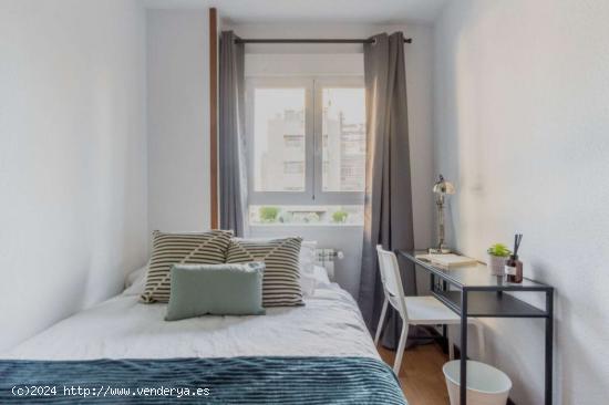  ¡Habitaciones en alquiler en piso de 4 dormitorios en Madrid! - MADRID 