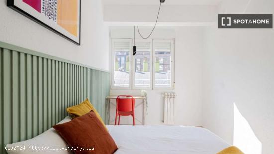 Se alquila habitación en piso de 4 dormitorios en Madrid - MADRID