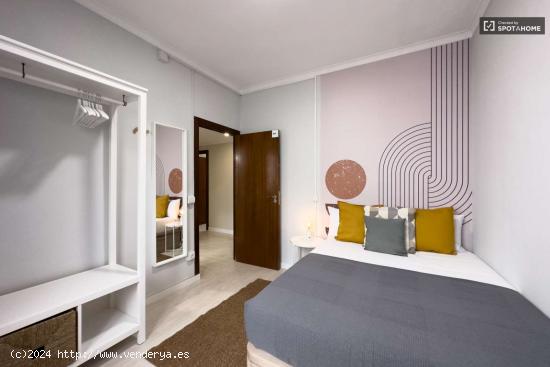  Se alquila habitación en piso de 7 habitaciones en Sants - BARCELONA 