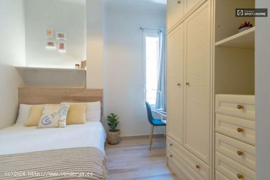  Se alquila habitación en piso de 7 habitaciones en Comillas - MADRID 