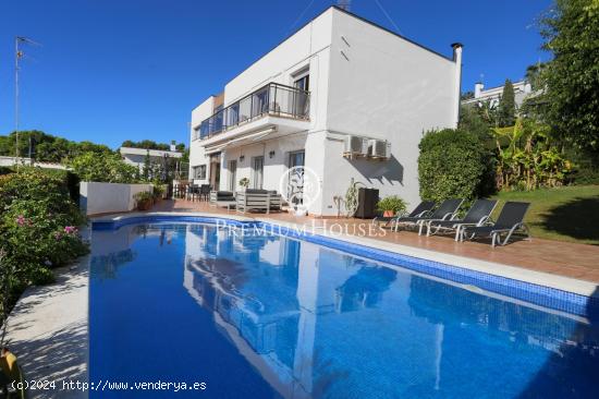  Casa a la venta con vistas al mar y piscina en Vallpineda - BARCELONA 