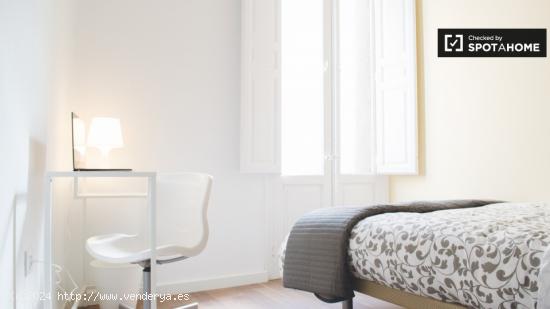 Habitación maravillosa con cómoda en apartamento de 9 habitaciones, Lavapiés - MADRID