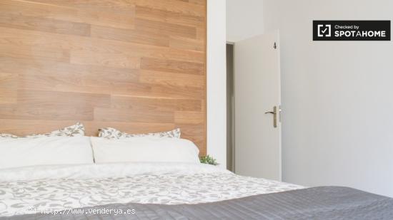 Habitación maravillosa con cómoda en apartamento de 9 habitaciones, Lavapiés - MADRID