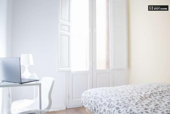  Excelente habitación con armario independiente en el apartamento de 9 dormitorios, Lavapiés - MADR 