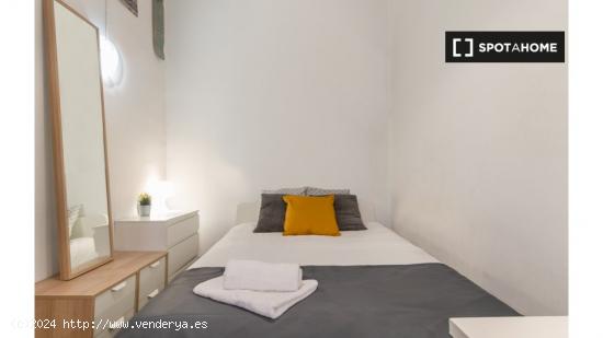 Habitación privada con armario independiente en el apartamento de 7 dormitorios, Eixample - BARCELO