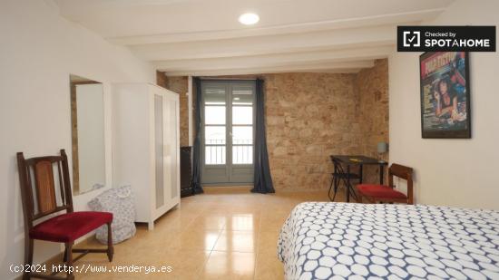 Amplia habitación en alquiler en apartamento de 5 dormitorios en El Raval - BARCELONA