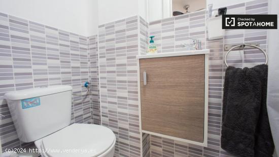 Cama individual en habitaciones con baño en alquiler en un apartamento de 3 dormitorios en Camins a