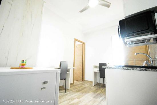  Se alquila habitación en piso de 4 dormitorios en L'Amistat, Valencia - VALENCIA 