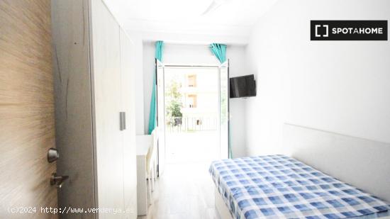 Se alquila habitación en piso de 4 dormitorios en L'Amistat, Valencia - VALENCIA