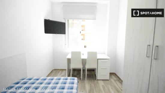 Se alquila habitación en piso de 4 dormitorios en L'Amistat, Valencia - VALENCIA