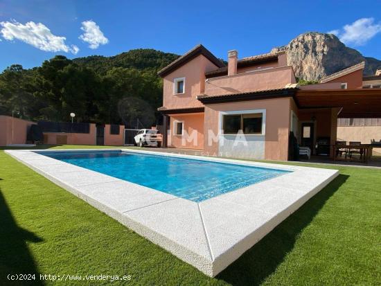 Preciosa Casa Chalet con piscina privada de agua salada en zona muy tranquila - ALICANTE