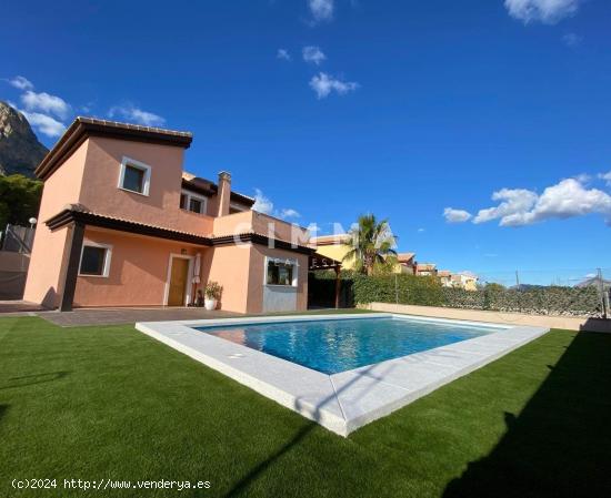 Preciosa Casa Chalet con piscina privada de agua salada en zona muy tranquila - ALICANTE