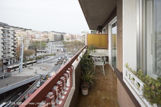 Piso alto en venta con balcón y vistas despejadas - BARCELONA