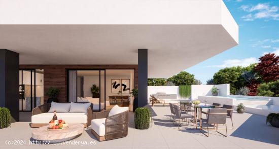 Apartamento planta baja de 3 dormitorios y 2 baños con terraza, jardín y vistas al mar. El Higuer