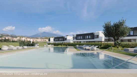Villa Pareada de 3 dormitorios y 2 baños con jardín y solarium. Estepona - MALAGA