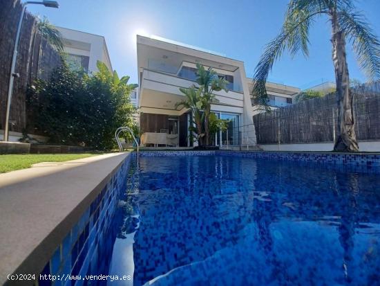 Fantástica villa independiente de 3 dormitorios con piscina privada en Villamartin - ALICANTE