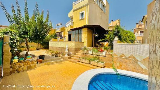 Villa independiente con piscina propia - ALICANTE