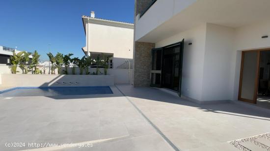 Villas nuevos con piscina privada - ALICANTE