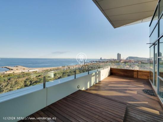 Espectacular ático con terraza y con panorámicas vistas al mar y a Barcelona - BARCELONA