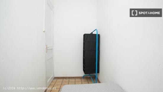 Acogedora habitación con cama individual en alquiler en Eixample - BARCELONA