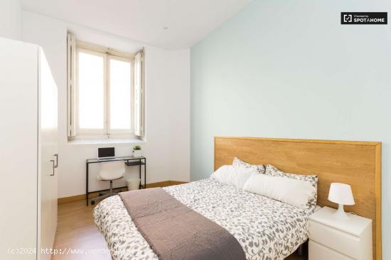  Habitación amueblada con llave propia en piso de 4 habitaciones, centro de Madrid - MADRID 