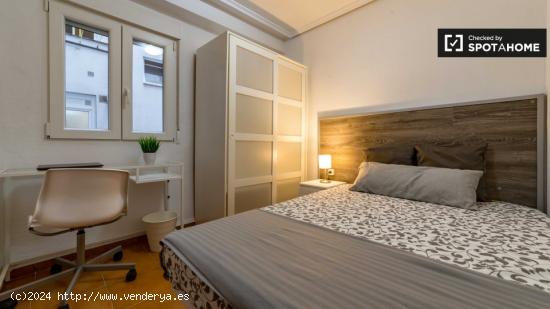 Habitación moderna en apartamento de 6 dormitorios en Rascanya - VALENCIA