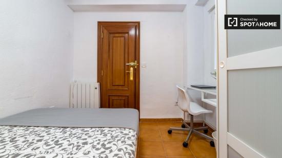 Habitación moderna en apartamento de 6 dormitorios en Rascanya - VALENCIA