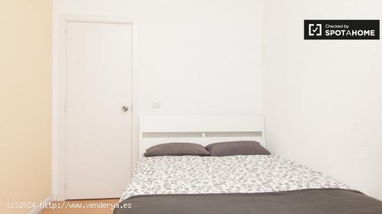 Habitación interior con escritorio en un apartamento de 12 habitaciones, Sol - MADRID