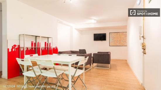 Habitación fresca con escritorio en un apartamento de 12 habitaciones, Sol - MADRID