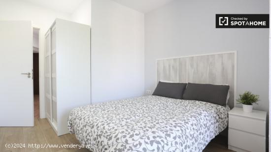 Se alquila habitación exterior en piso de 8 dormitorios en Pirámides, Madrid - MADRID