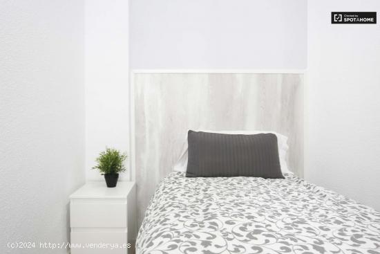  Acogedora habitación en alquiler en un apartamento de 8 dormitorios en Pirámides, Madrid - MADRID 