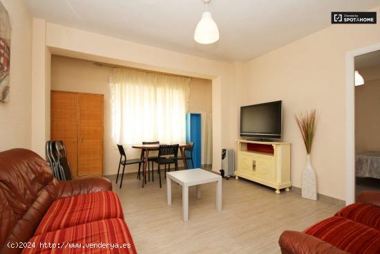  Apartamento reformado de 4 dormitorios en alquiler en el barrio de Ronda - GRANADA 
