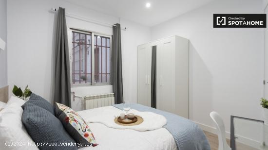Se alquila habitación ordenada en apartamento de 8 dormitorios en Delicias - MADRID