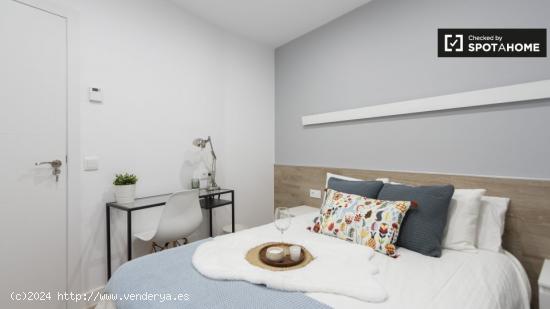 Se alquila habitación ordenada en apartamento de 8 dormitorios en Delicias - MADRID