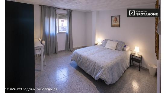 Alquiler de habitaciones en piso de 5 dormitorios en Torrefiel - VALENCIA