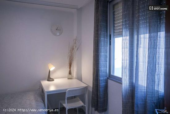  Alquiler de habitaciones en piso de 5 dormitorios en Torrefiel - VALENCIA 