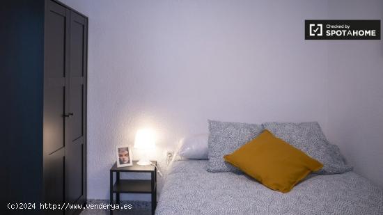 Alquiler de habitaciones en piso de 5 dormitorios en Torrefiel - VALENCIA