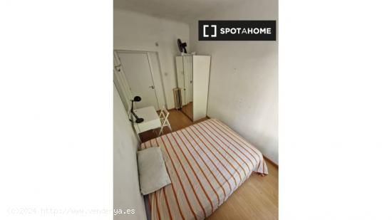 Se alquila habitación en piso de 7 habitaciones en Argüelles, Madrid - MADRID