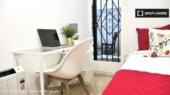 Habitación individual con pequeño patio interior en alquiler en Barcelona - BARCELONA