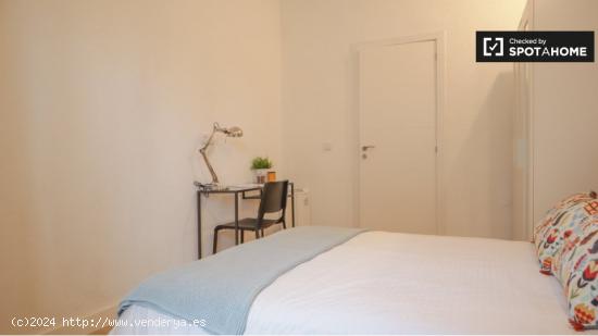 Se alquila habitación en piso de 7 dormitorios en Madrid - MADRID