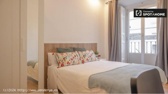 Se alquila habitación en piso de 7 dormitorios en Madrid - MADRID