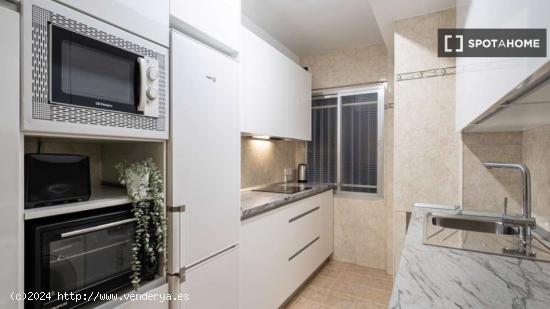 Se alquila habitación en piso de 4 dormitorios en Madrid - MADRID