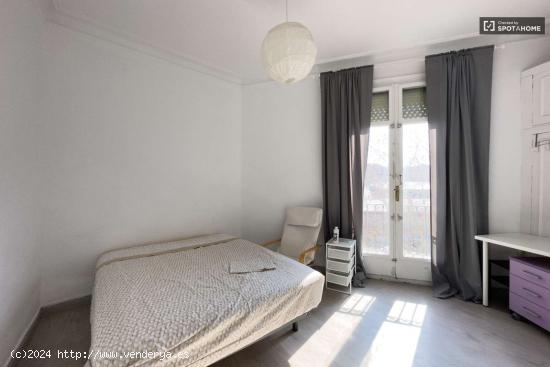 Habitaciones en alquiler en apartamento de 4 dormitorios en Sant Antoni. - BARCELONA