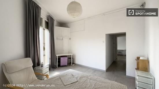 Habitaciones en alquiler en apartamento de 4 dormitorios en Sant Antoni. - BARCELONA