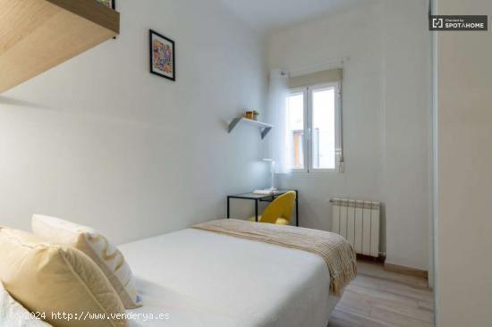 Se alquila habitación en piso de 7 habitaciones en Comillas - MADRID 