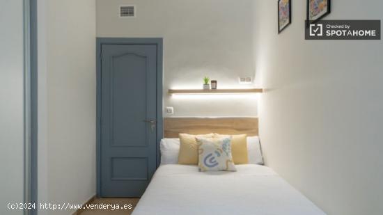 Se alquila habitación en piso de 7 habitaciones en Comillas - MADRID
